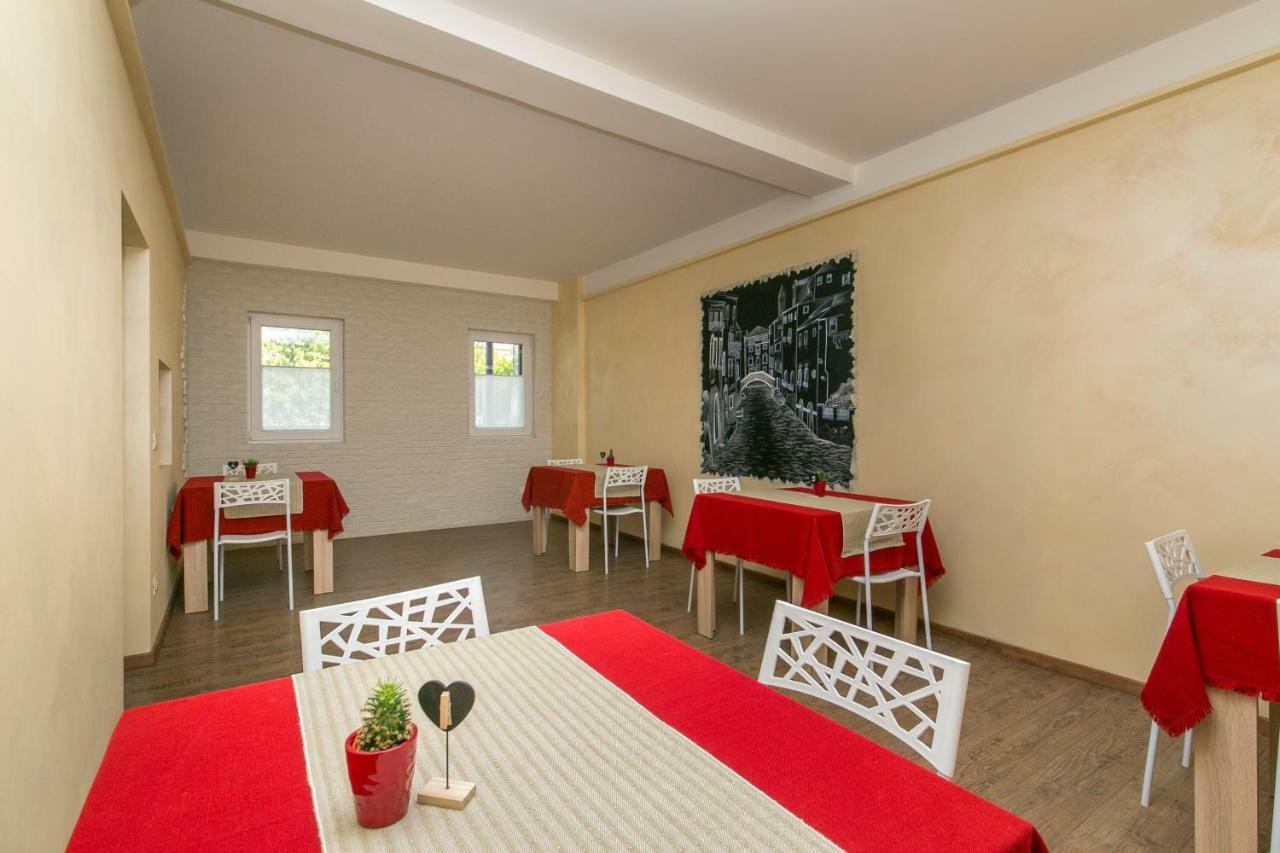 מסטרה Red Lion Guest House מראה חיצוני תמונה
