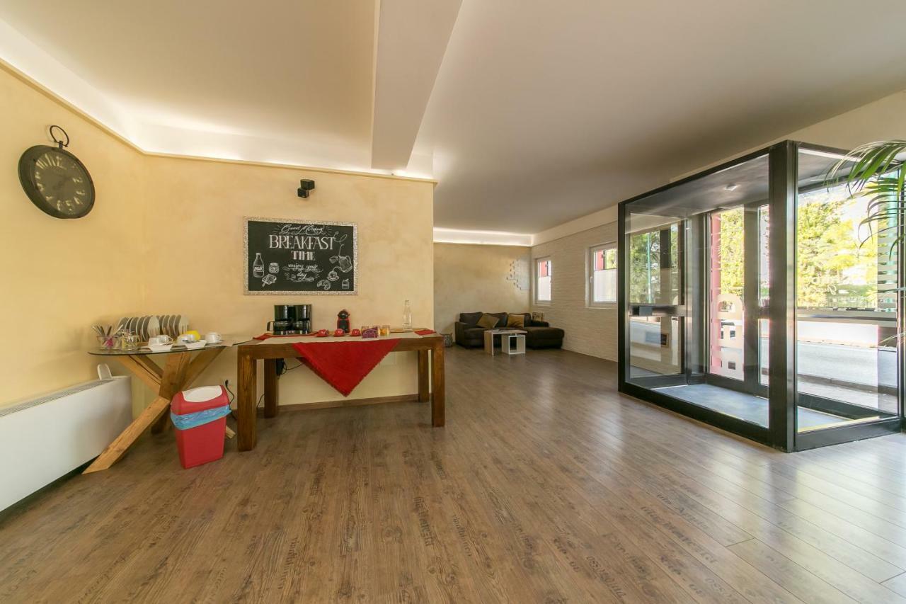 מסטרה Red Lion Guest House מראה חיצוני תמונה