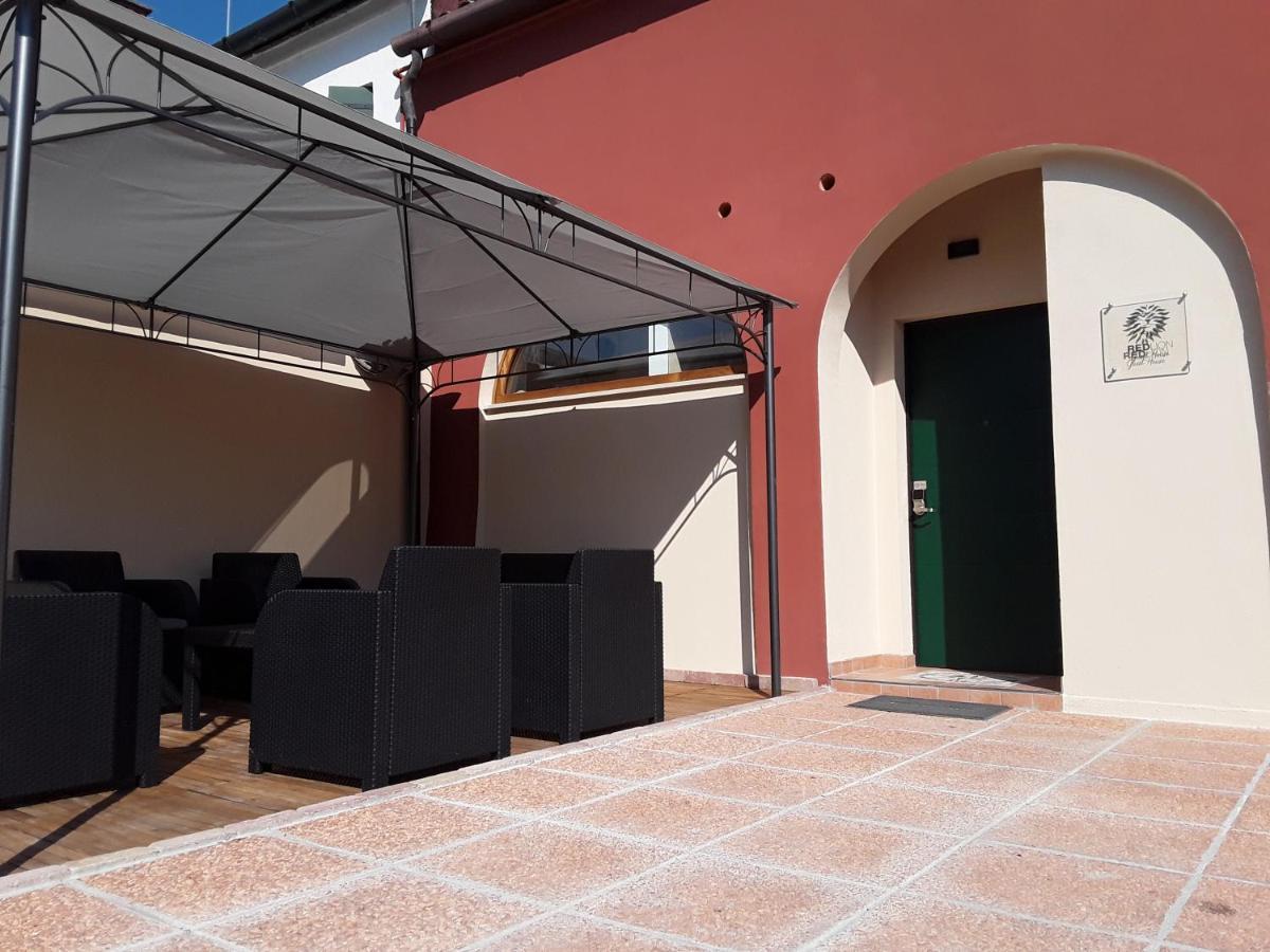 מסטרה Red Lion Guest House מראה חיצוני תמונה